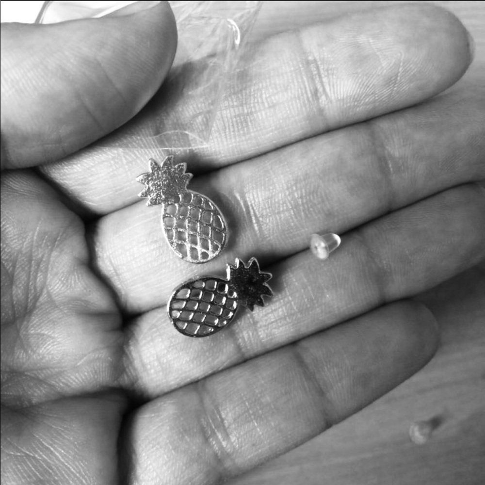 (Q3) 🦄5 for $35🦄 Silver Pineapple Earrings - Picture 3 of 4